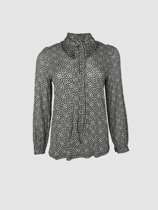 Blusa con Patrón Floral en Blanco y Negro